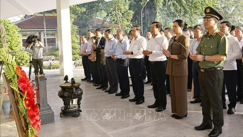 越南国会主席陈青敏在阮生色副榜坟墓上香。（图片来源：越通社）