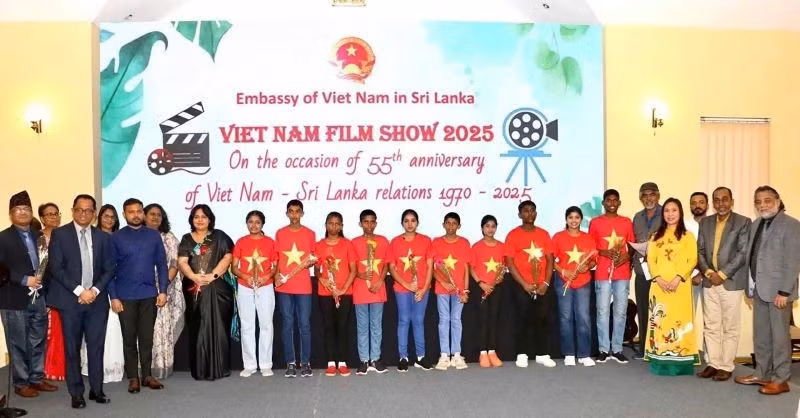 出席2025年越南电影周开幕式的各位代表合影。（图片来源：越南驻斯里兰卡大使馆供图）