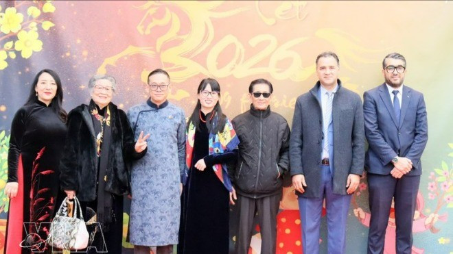 范杜日光（右三）先生参加在越南驻阿尔及利亚大使馆举行的2026年“家乡之春”活动。（图片来源：越通社）