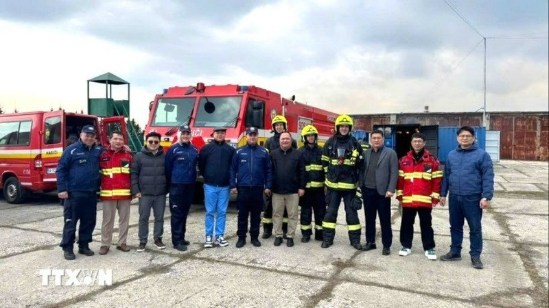 越南公安部消防与救援局副局长黄玉兄大校率团对斯洛伐克首都布拉迪斯拉发进行工作访问。（图片来源：越通社）