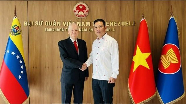 委内瑞拉—越南友谊屋主席卡洛路斯·威莫尔(Carolus Wimmer)博士日前与越南驻委内瑞拉大使武忠美。（图片来源：越通社）