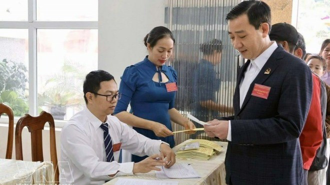 白龙尾岛干部战士提前换届选举。（图片来源：越通社）