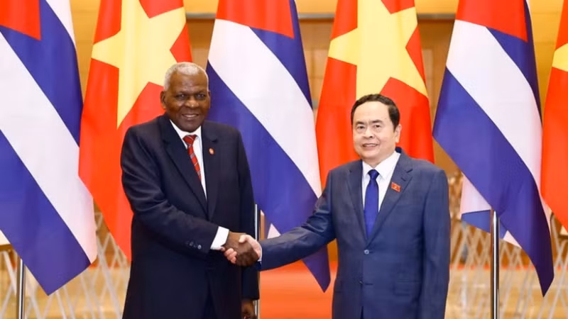 越南国会主席陈青敏与古巴全国人民政权代表大会主席、国务委员会主席埃斯特万·拉索·埃尔南德斯。（图片来源：越通社）