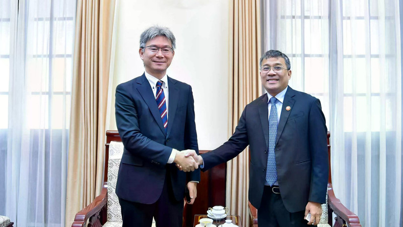 越南外交部常务副部长阮明宇会见日本国际协力机构东南亚和太平洋区域事务局局长米田元。（图片来源：国际报）