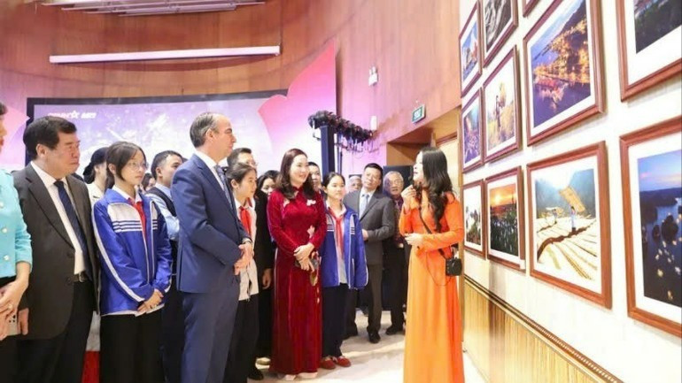 各位代表参观图片展。