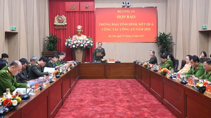 公安部新闻发布会场景。