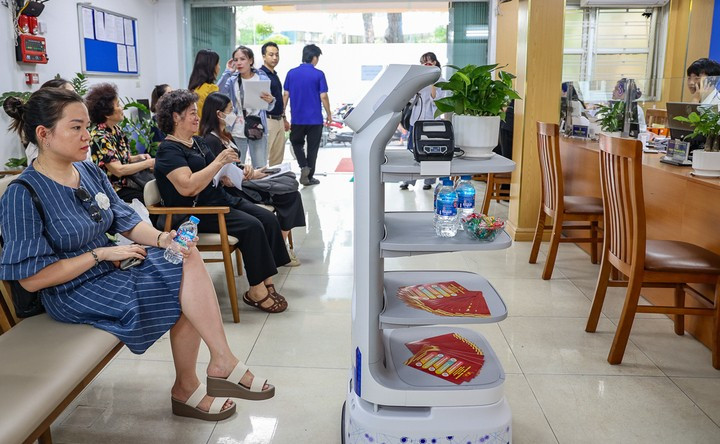 河内市南门坊公共行政中心的智能AI机器人正式运营。（图片来源：工贸报）