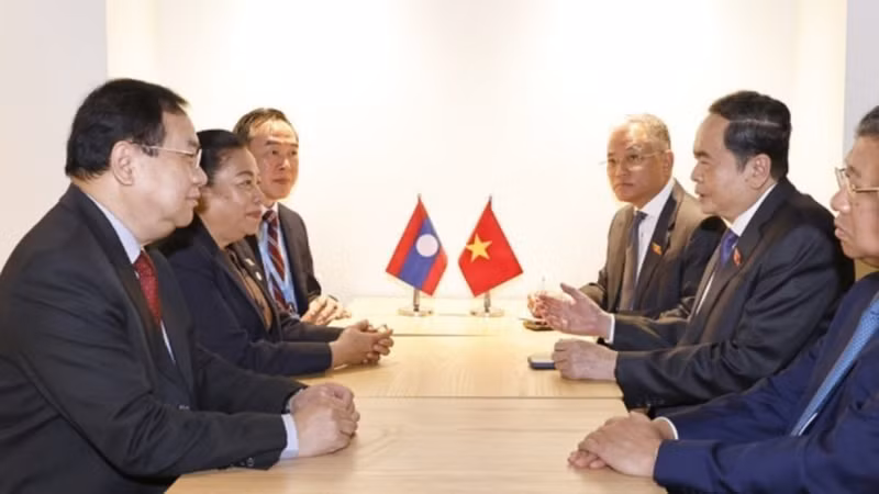 越南国会主席陈青敏会见老挝国会副主席顺通·赛雅佳。（图片来源：越通社）