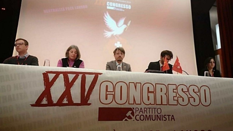 瑞士共产党总书记马西米利亚诺·艾（中）出席瑞士共产党代表大会。（图片来源：越通社）