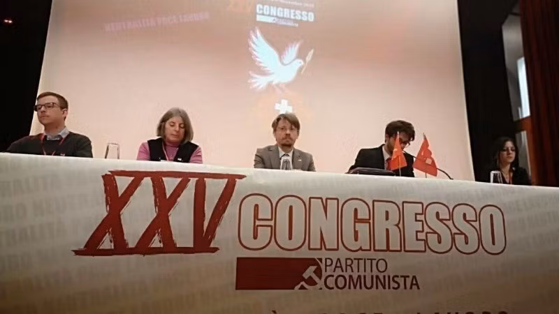 瑞士共产党总书记马西米利亚诺·艾（中）出席瑞士共产党代表大会。（图片来源：越通社）