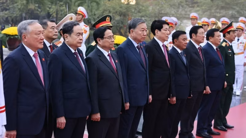 出席越共十四大代表们入陵瞻仰胡志明主席。（图片来源：越通社）