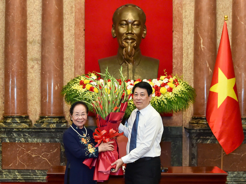 前国家副主席、越南助学协会主席阮氏缘向国家主席梁强送鲜花。