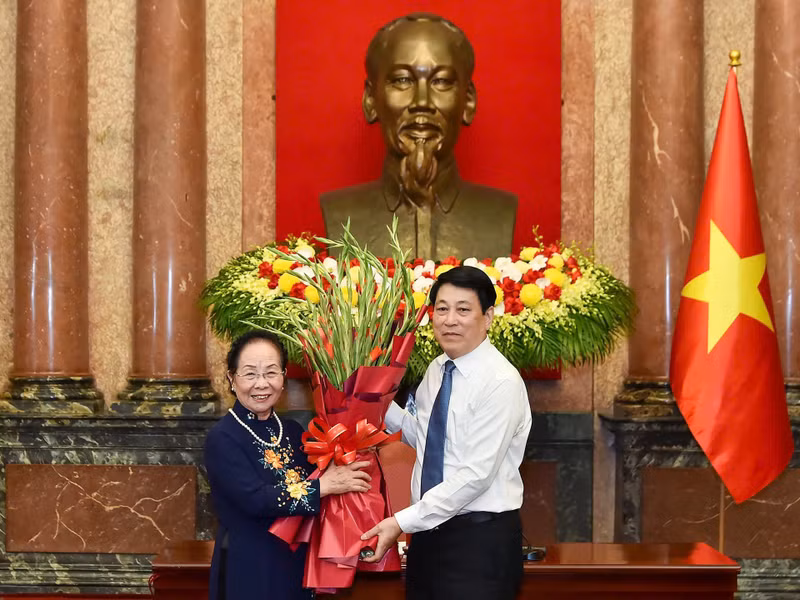 前国家副主席、越南助学协会主席阮氏缘向国家主席梁强送鲜花。