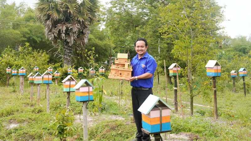 安江省泰山坊的年轻人阮忠成成功开展无刺蜂养殖模式，获得可观收入。（图片来源：越通社）