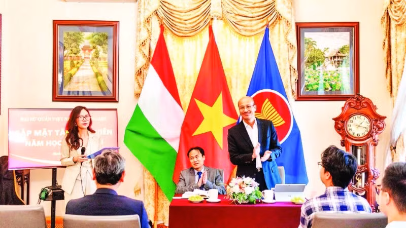 新生见面会在越南驻匈牙利大使馆举行。