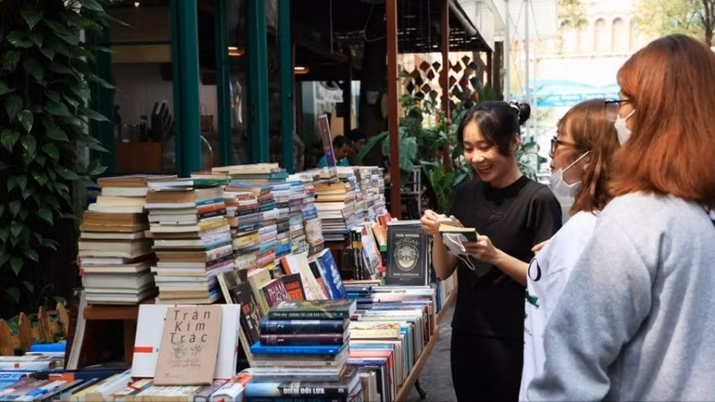 胡志明市书街上的展位。（图片来源：越通社）