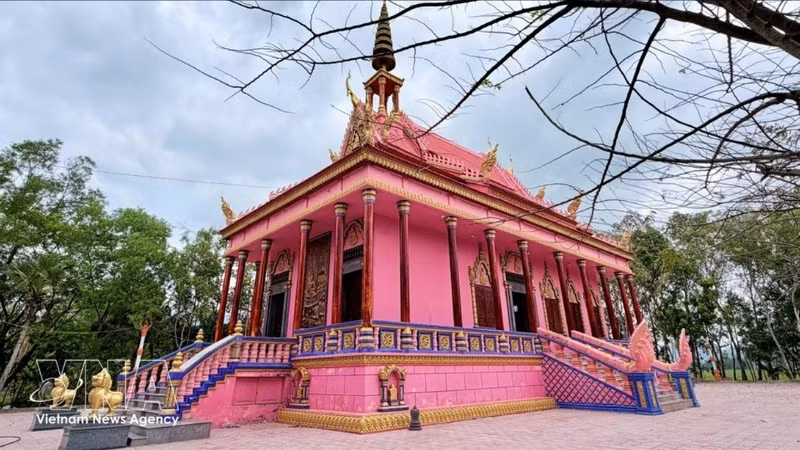 粉红色调与精致的高棉纹饰和谐相融，突显了杭贡寺建筑的独特之处。