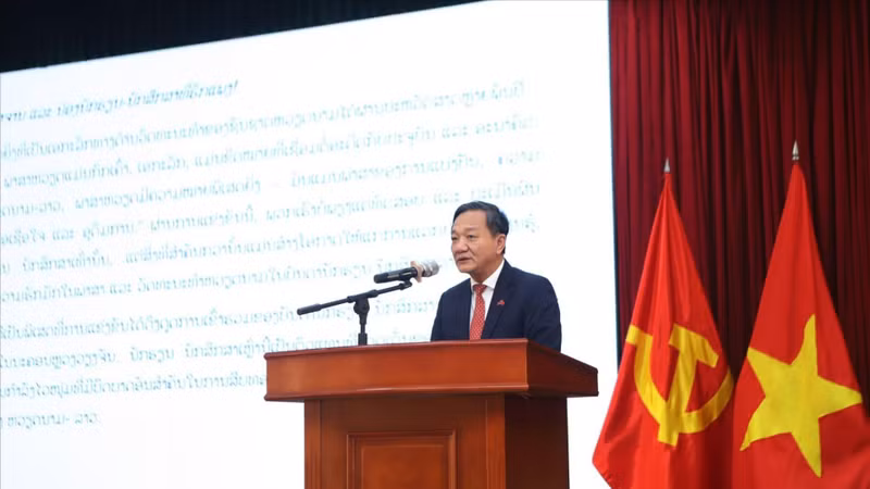 越南驻老挝大使阮明心在开幕仪式上致辞。（图片来源：越通社）