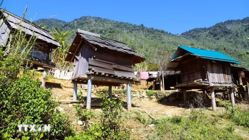 赫蒙同胞在怀门村的粮仓采用两层结构，以木材建造并铺设杉木屋顶，独立于居住区，用于存放稻谷、木薯、红薯及玉米等农产品。