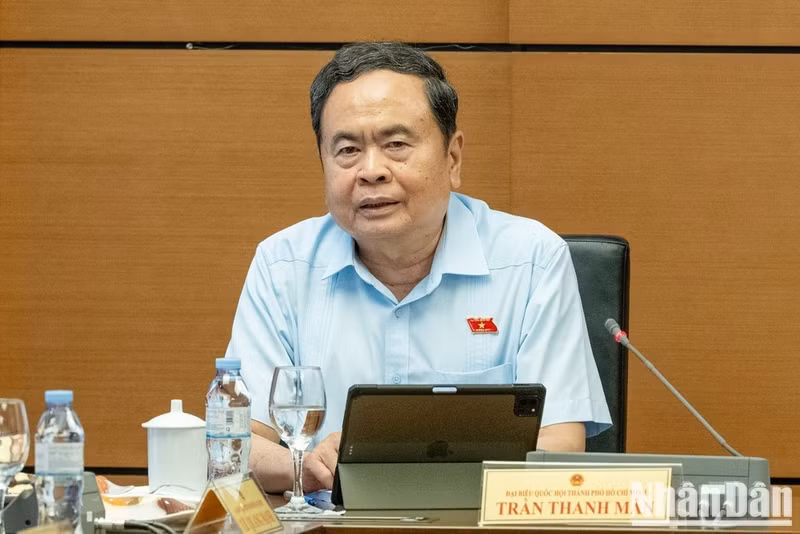 国会主席陈青敏在分组讨论中发表讲话。（水原 摄）