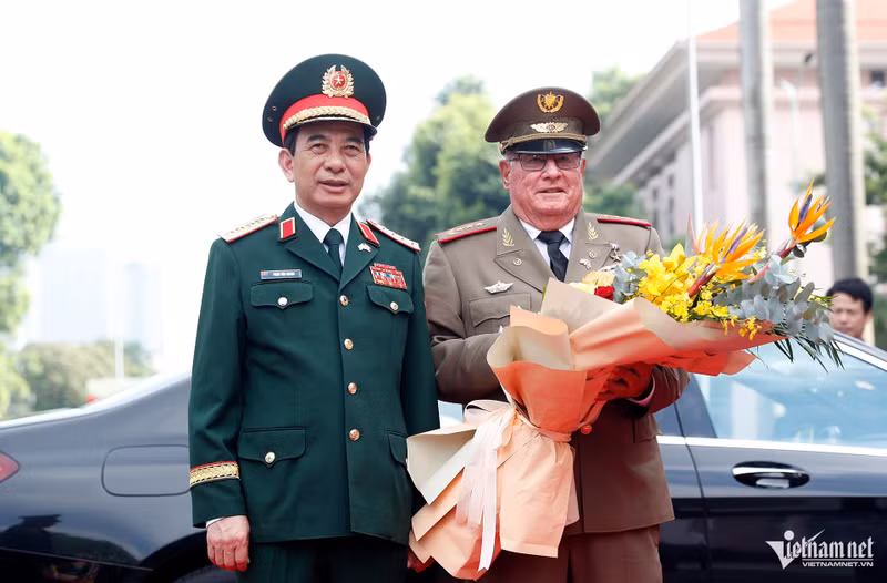 越共中央政治局委员、中央军委副书记、国防部长潘文江大将和古巴革命武装力量部部长阿尔瓦罗·洛佩斯上将。（图片来源：越通社）