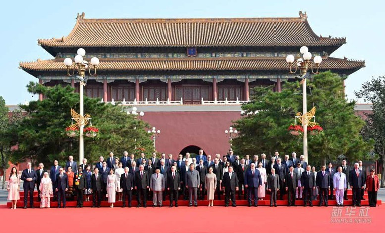 出席世界人民反法西斯战争胜利80周年纪念大会的各位代表合影。（图片来源：越通社）