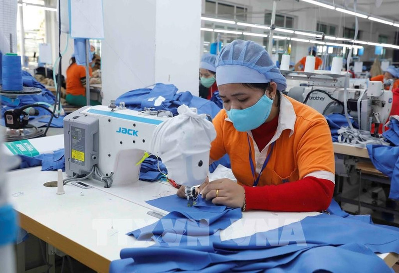 附图：越南纺织服装与皮鞋企业力争站稳本土市场。（图片来源：越通社）