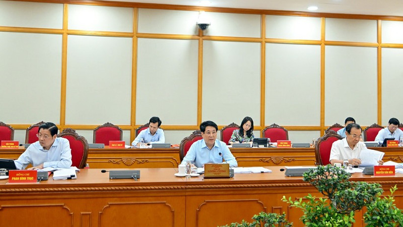 国家主席梁强与富寿省委常委会举行工作会议。（水原 摄）