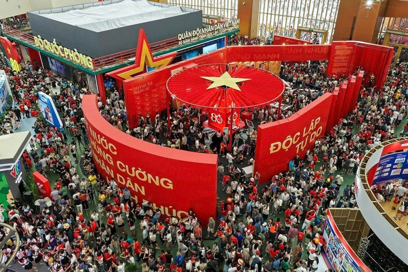国家成就展吸引了大量观众前来参观。（俊辉 摄）