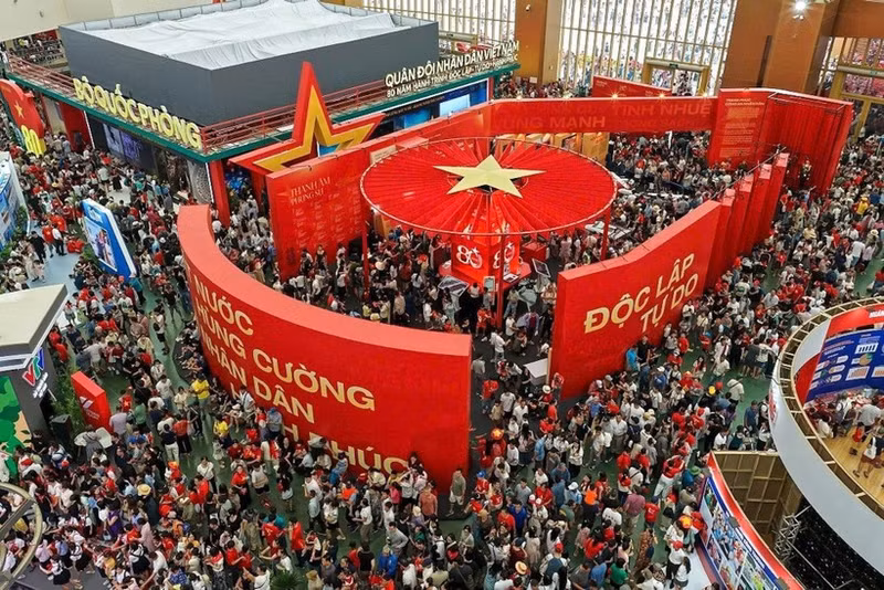 国家成就展吸引了大量观众前来参观。（俊辉 摄）