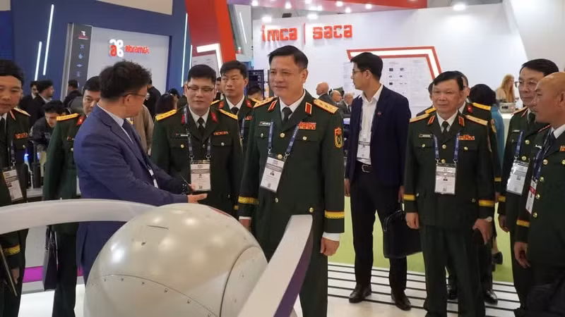 越南国防部高级代表团出席土耳其伊斯坦布尔防务与航空航天展览会。