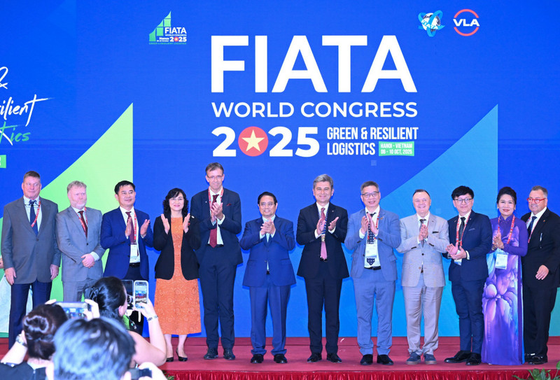 越南政府总理范明正和出席国际货运代理协会联合会（FIATA）世界大会各位代表。