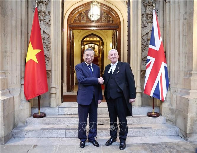 越共中央总书记苏林会见英国下议院议长林赛·霍伊尔。(图片来源:越通社)