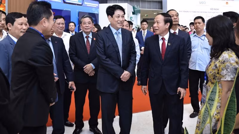 国家主席梁强出席投资促进会并发表重要讲话。