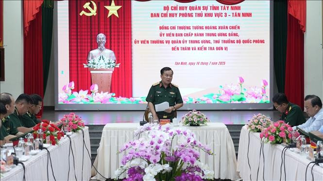 越共中央委员、中央军委常委、国防部副部长黄春战上将发表指导性讲话。（图片来源：越通社）