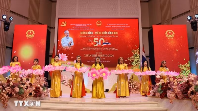 旅居泰国越南侨胞迎新年的艺术演出。（图片来源：越通社）