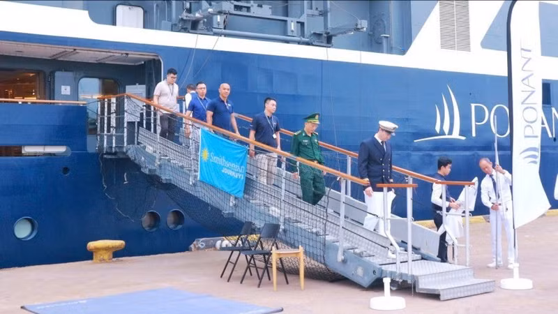 法国籍邮轮“Le Jacques Cartier”靠泊归仁港。（图片来源：嘉莱报）