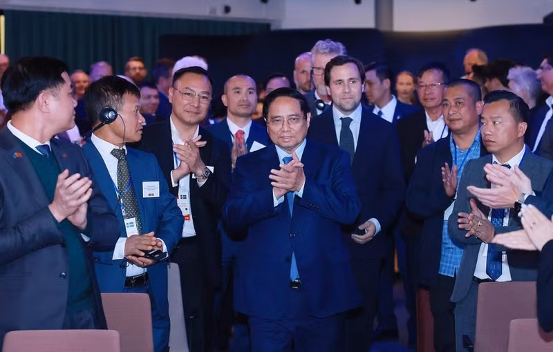 越南政府总理范明正出席越南-瑞典经济论坛。