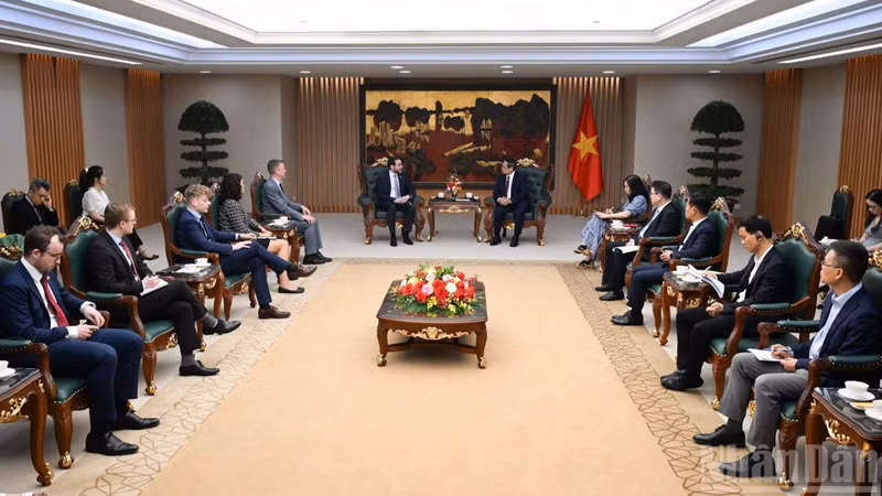 越南政府总理范明正会见英国驻越南大使伊恩·弗鲁。