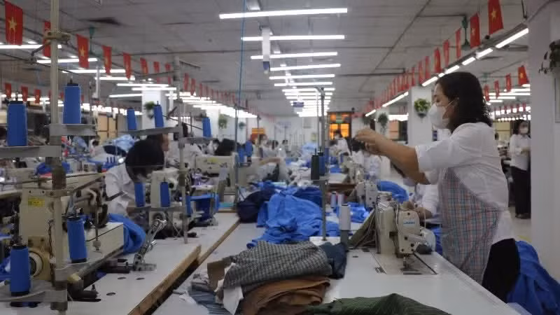 十号服装总公司的出口服装生产线。