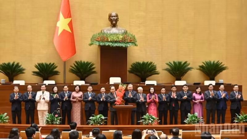 第十六届国会第一次会议：国会选举国会副主席和国会常务委员会委员。