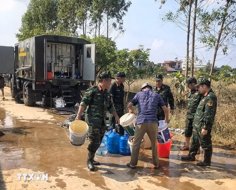 向北宁省灾区居民提供净水。（图片来源：越通社）