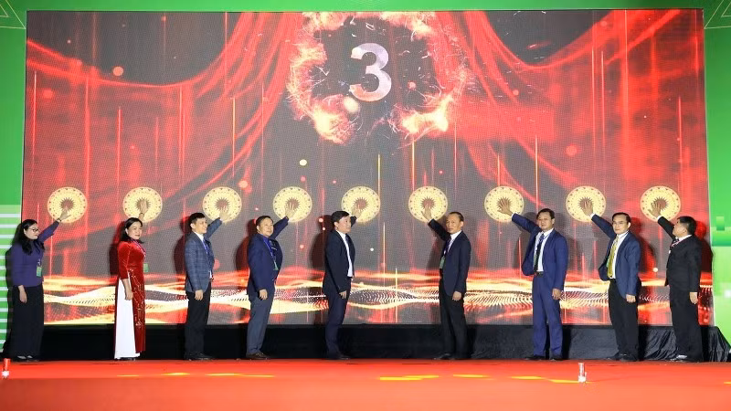 各位代表按下按钮，启动博览会开幕。