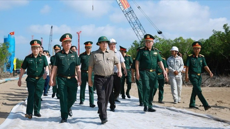 越南政府总理范明正实地考察金瓯省地角地区交通基础设施项目。（图片来源：VGP）