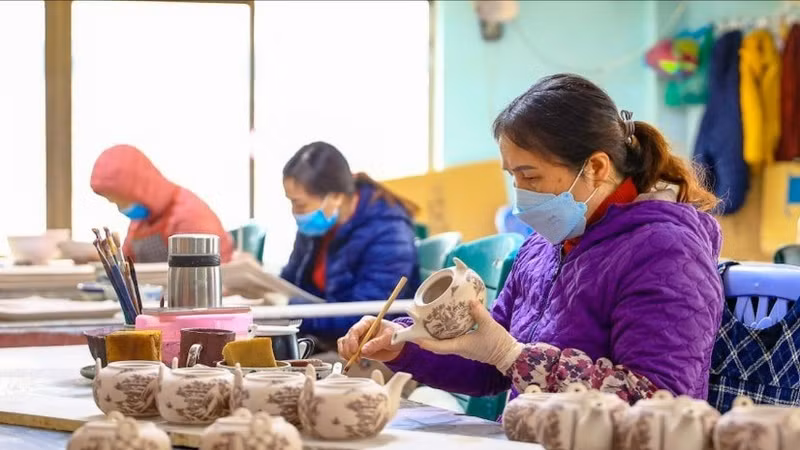 河内市手工艺村紧锣密鼓忙生产。（图片来源：新河内报）