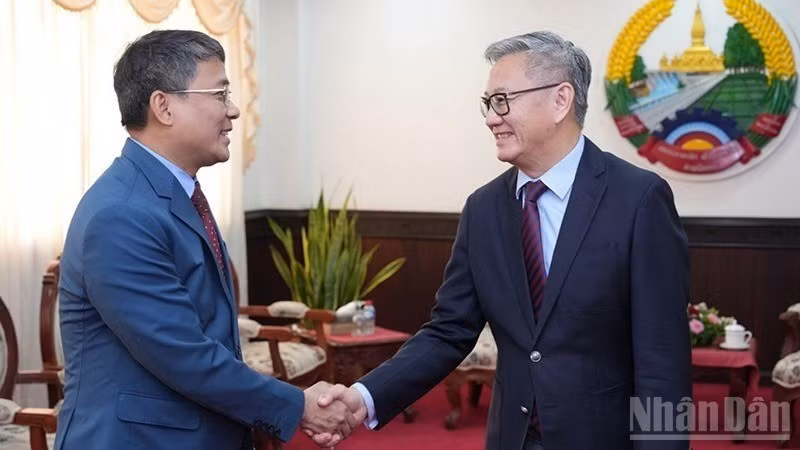 越南外交部常务副部长阮明宇与老挝外交部长通沙万•丰威汉。