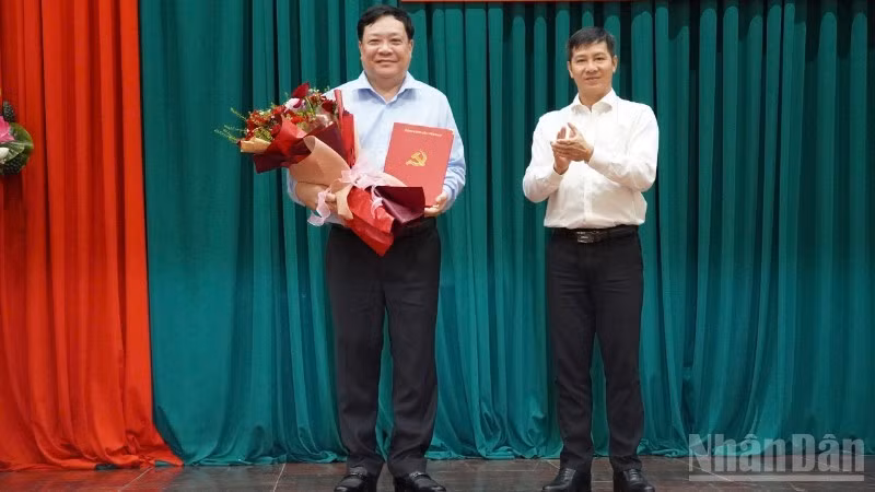 范成乂同志（左）当选同塔省人民委员会主席。