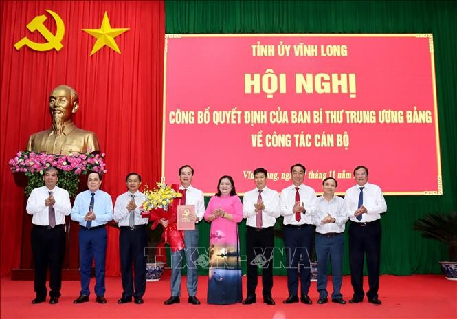 陈志光同志（左四）调任永隆省委副书记。（图片来源：越通社）