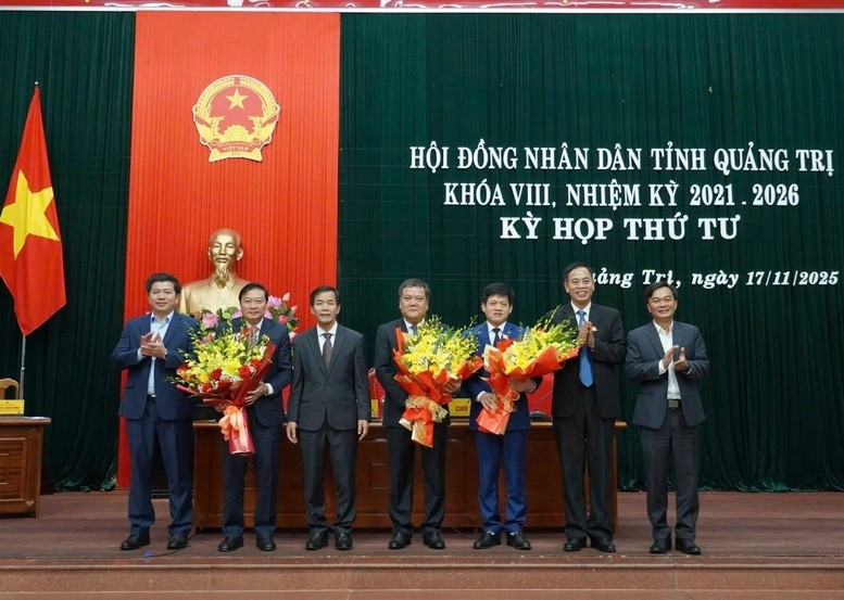 向黎鸿荣同志、黎文保同志和陈峰同志赠送鲜花。（图片来源：VGP）