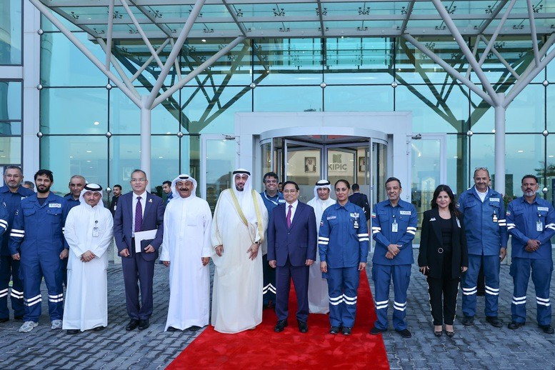 越南政府总理范明正访问科威特Al-Zour炼化综合体并会见科威特阿拉伯经济发展基金代表。（图片来源：VGP）